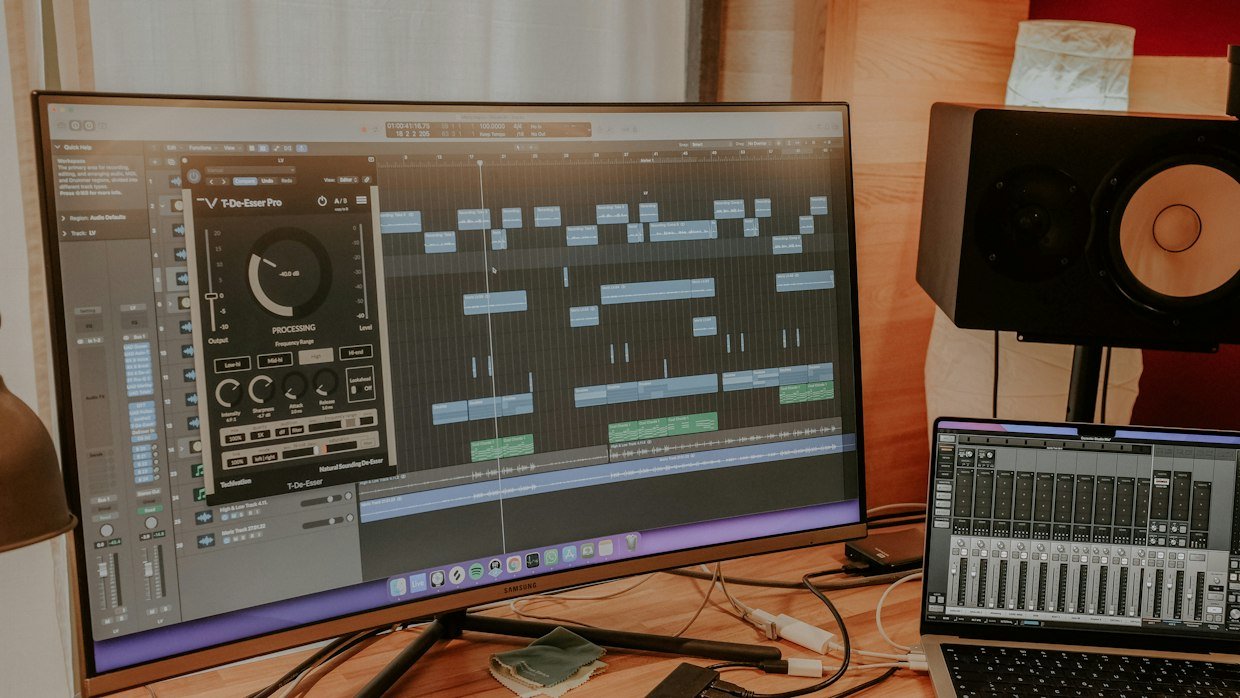 A sound waveform displayed on a monitor.