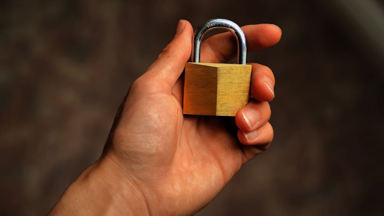 A padlock resting on a laptop, for the privacy setting that controls page context.