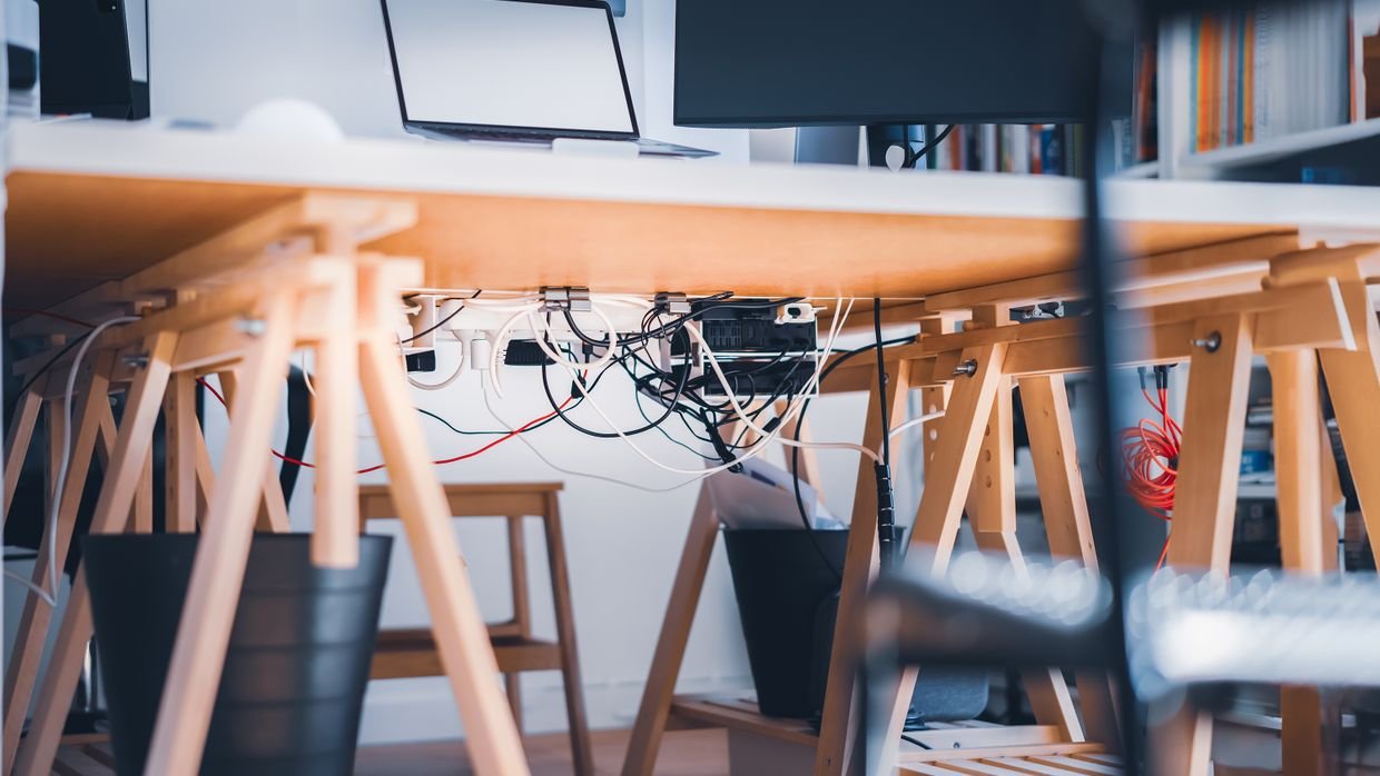 An unplugged monitor cable on a desk.