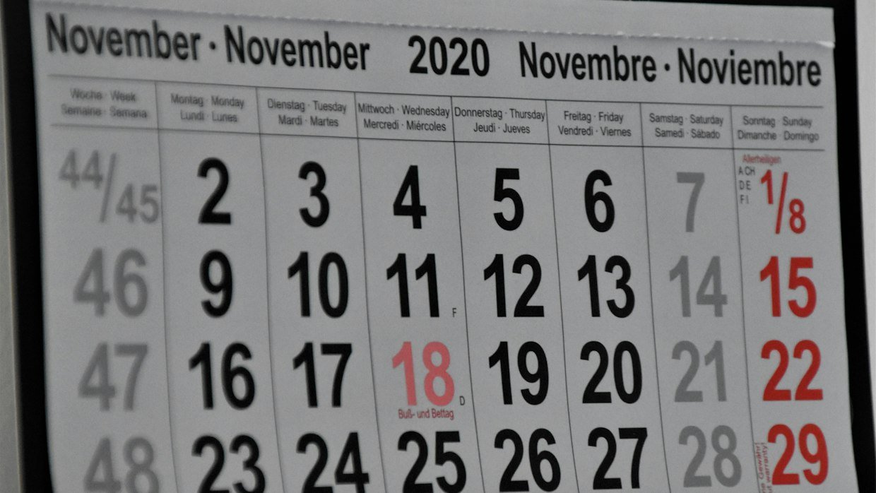 A calendar with a week marked, for the seven-day trial clock.