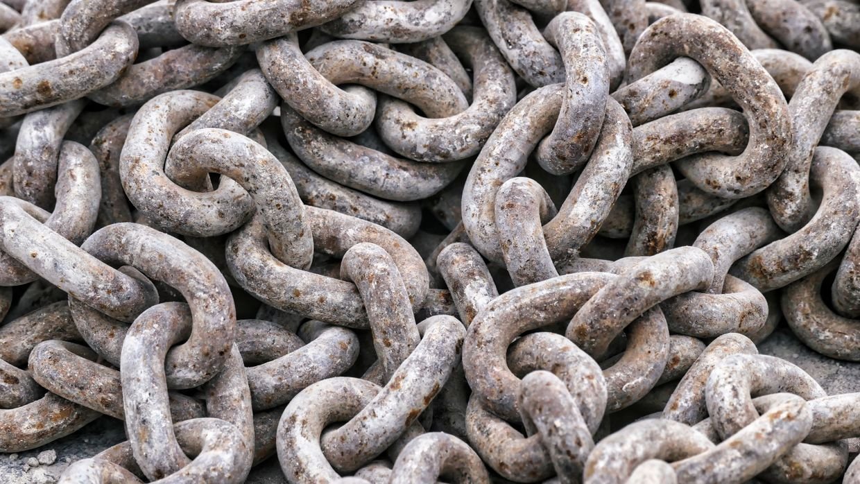 A close view of one chain link.