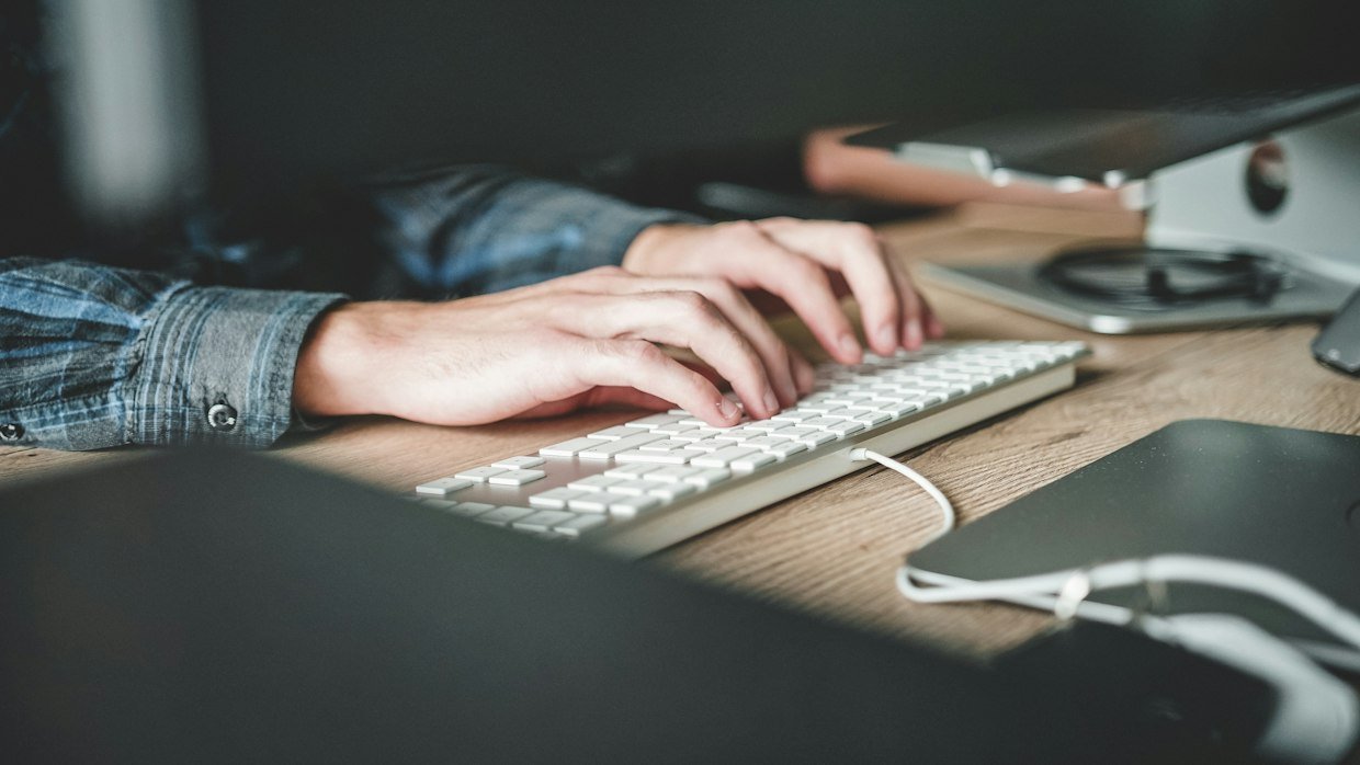 Hands on a keyboard, for pasting a Markdown summary into Logseq with the right shortcut.