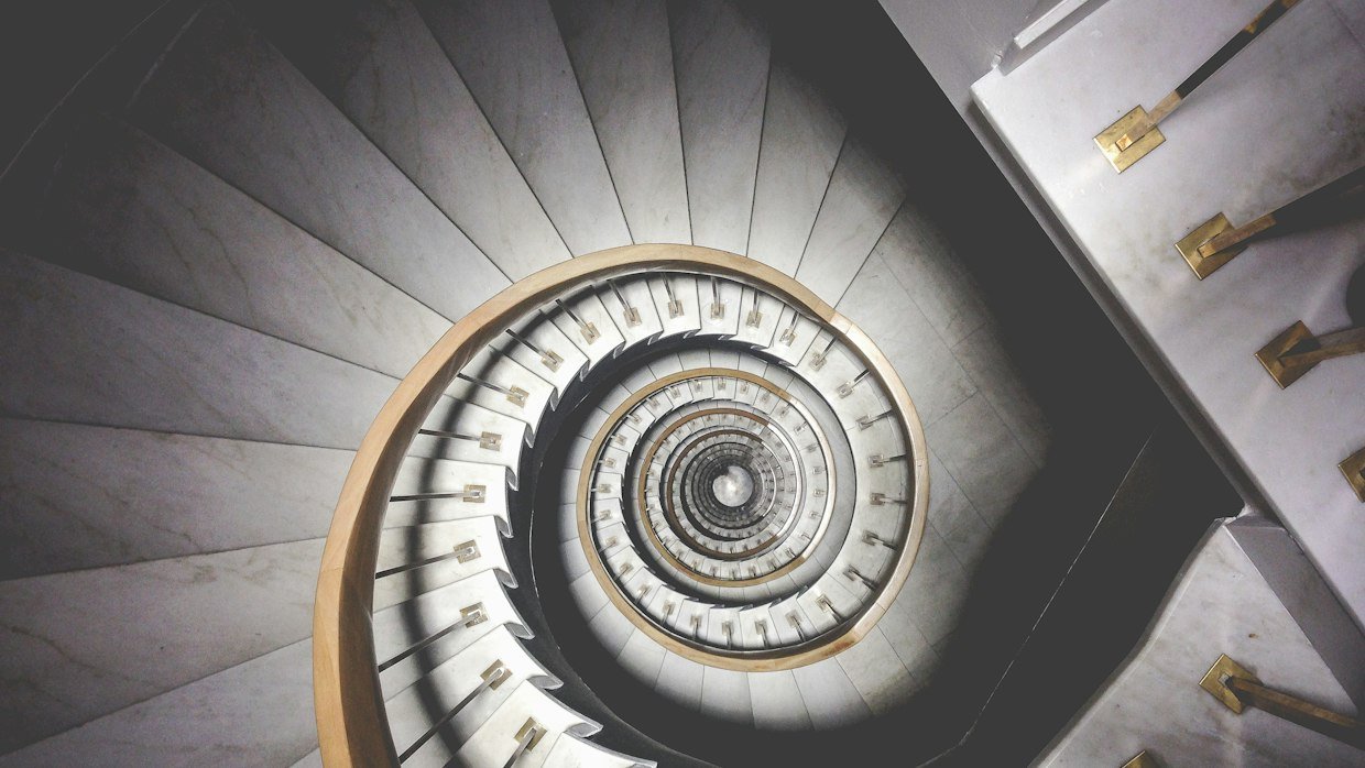 A spiral staircase seen from above.