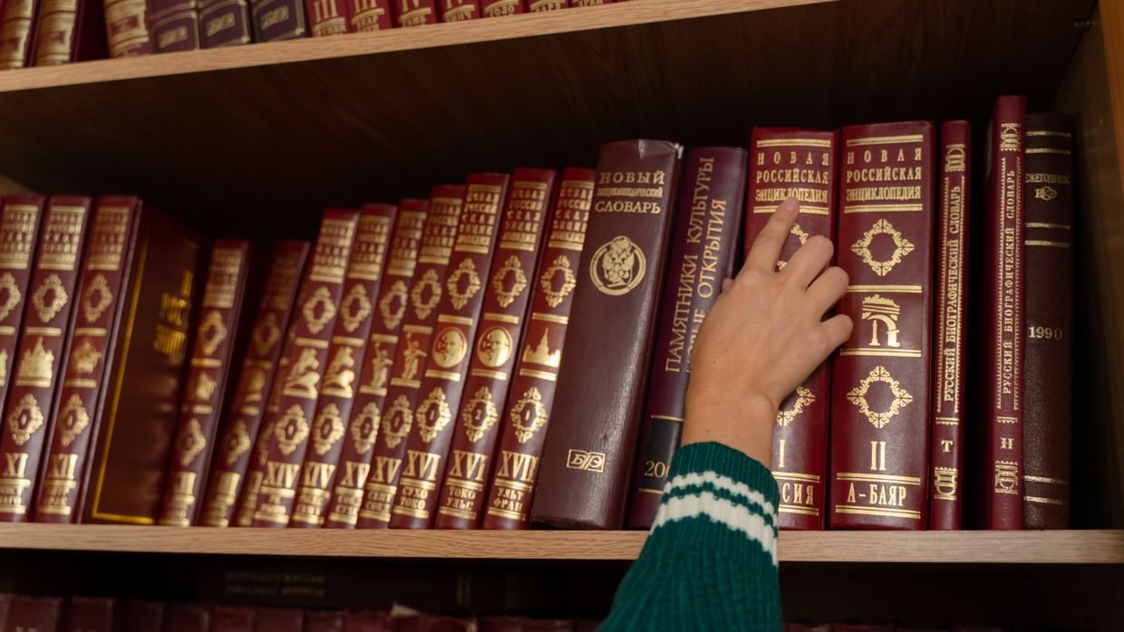 An organized bookshelf, for the library that Recall’s plans are built around.
