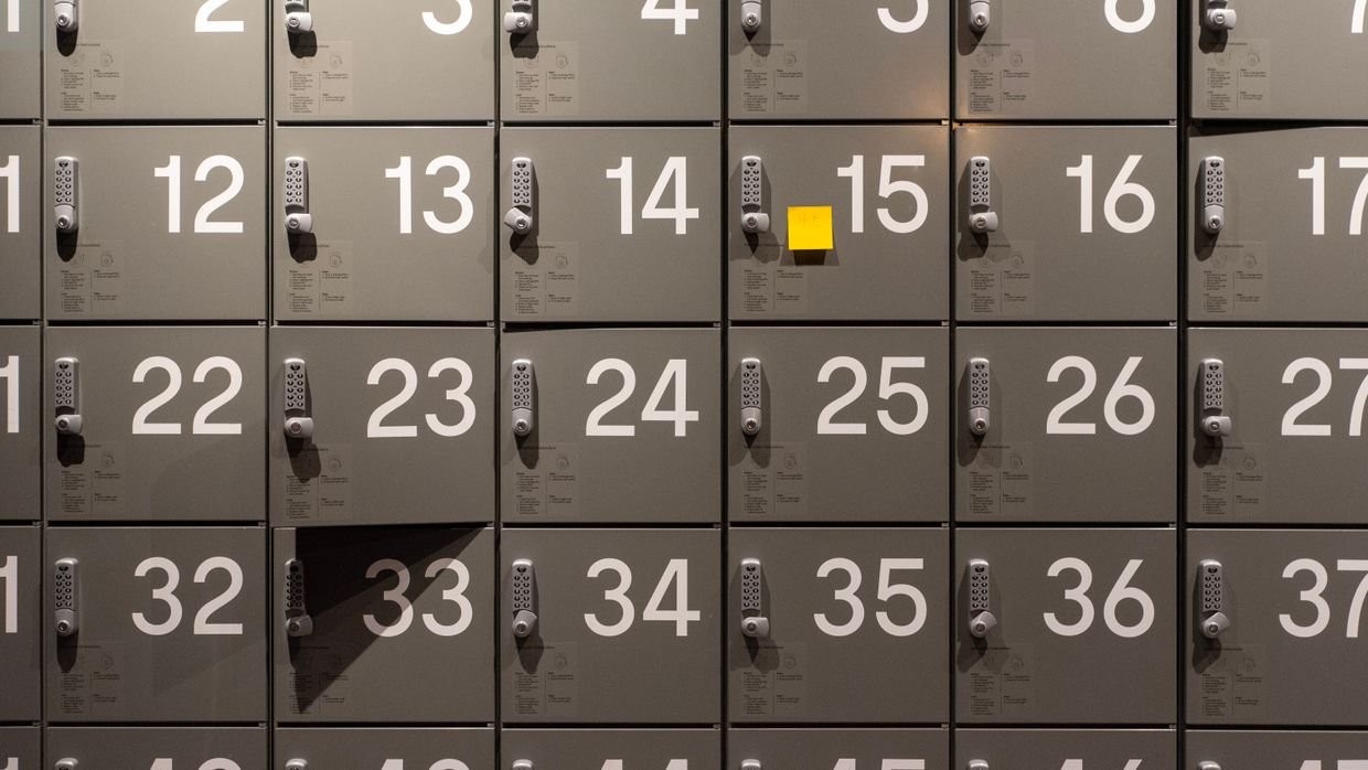 Numbered sticky notes arranged in a row.
