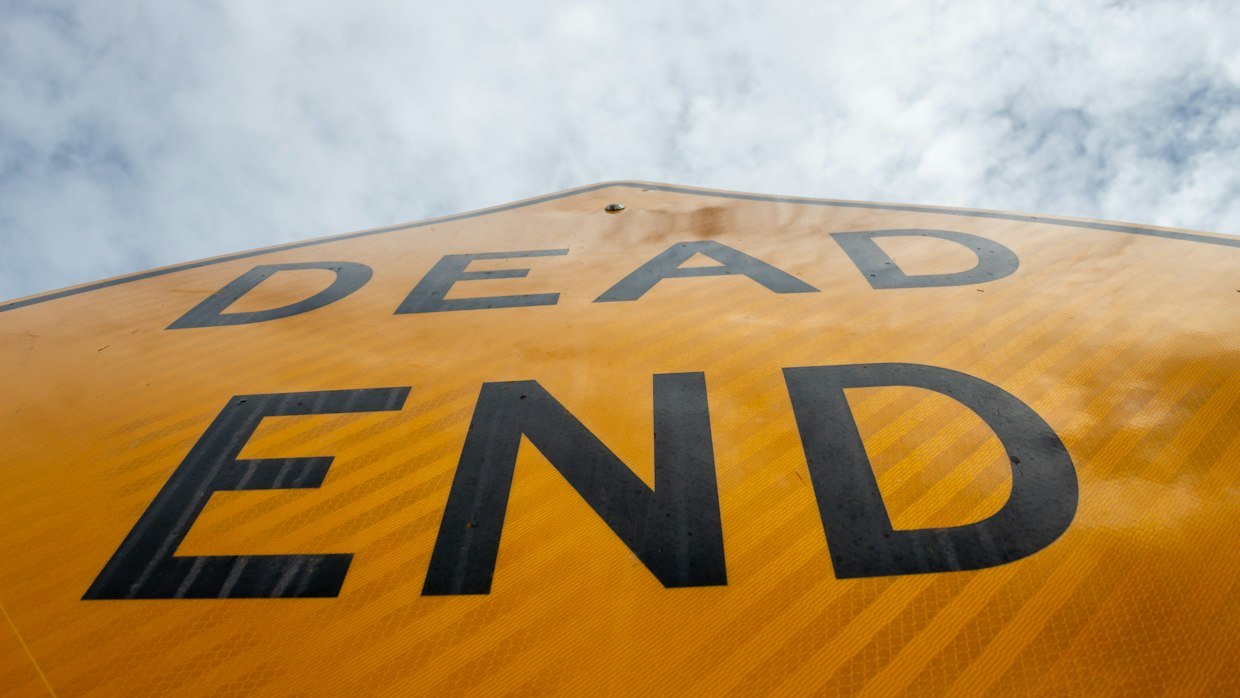 A dead end road sign.