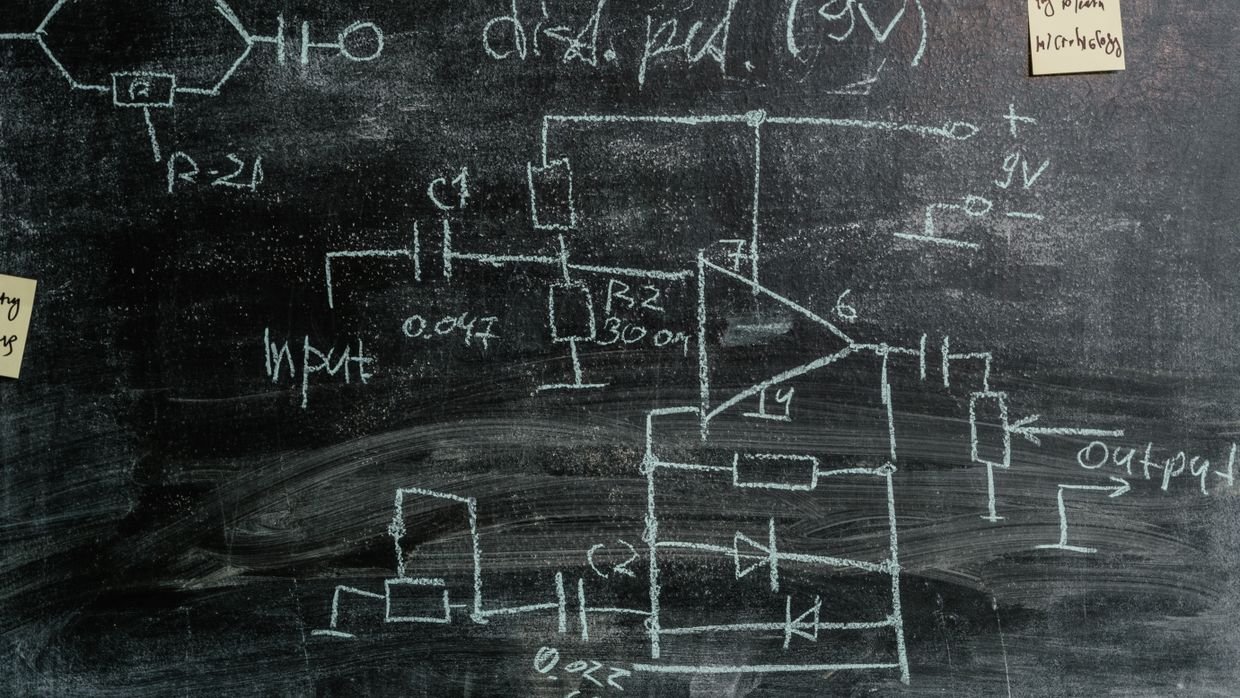A diagram drawn in chalk on a blackboard.